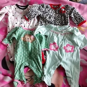 Lot of 4 girls sleepers size 6 months